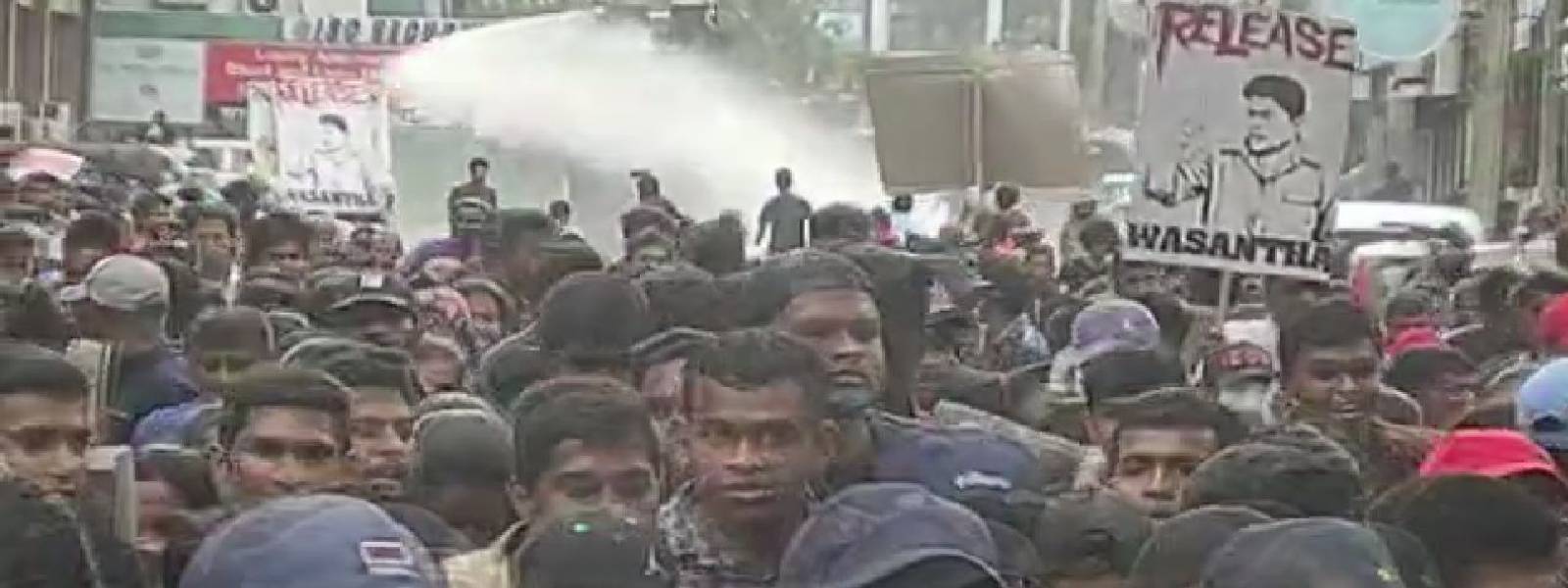 විරෝධතාවට කොල්ලුපිටියේදී කඳුළු ගෑස්
